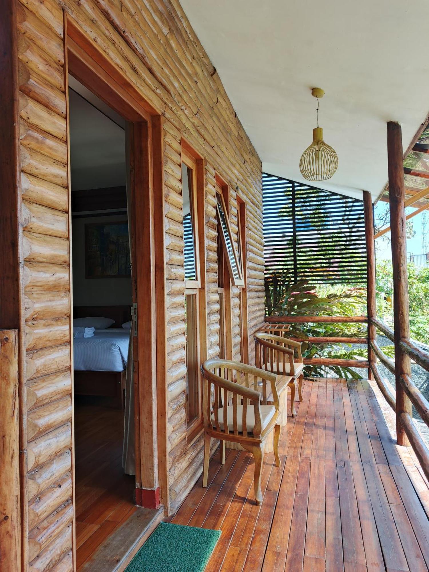 Spring Hill Hotel Ruteng Exterior foto